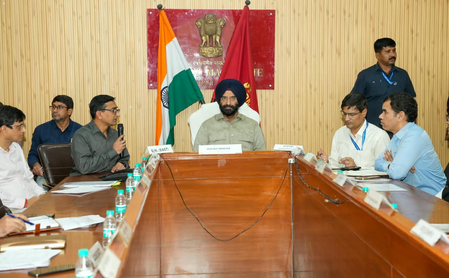 दिल्ली के पर्यावरण मंत्री और जिला अधिकारियों ने वायु प्रदूषण को कम करने के उपायों की समीक्षा की