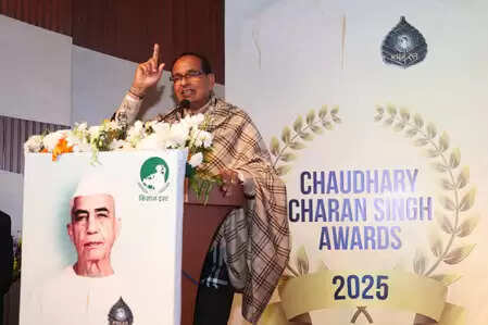 केंद्रीय कृषि मंत्री शिवराज चौहान ने पूर्व पीएम चौधरी चरण सिंह को किया याद, किसानों और संस्थाओं को किया सम्मानित