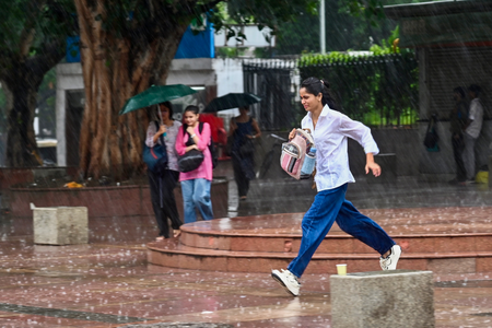 दिल्ली-एनसीआर में बारिश से बढ़ी ठंड, वायु प्रदूषण में दिखा सुधार