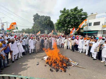 मुख्य चुनाव आयुक्त के इस्तीफे और गिरफ्तारी की मांग को लेकर पंजाब में कांग्रेस का प्रदर्शन