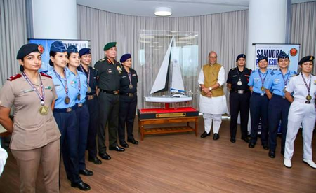 रक्षा मंत्री ने 'समुद्र प्रदक्षिणा' अभियान को पूरा करने पर आईएएसवी त्रिवेणी की महिला क्रू टीम को किया सम्मानित