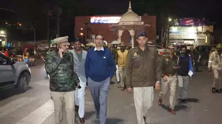 6 दिसंबर को लेकर मथुरा में हाई अलर्ट, डीएम-एसएसपी ने भारी फोर्स के साथ किया फ्लैग मार्च