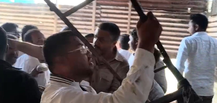 पुणे में रोहित पवार और उनके कार्यकर्ताओं ने अवैध शराब दुकान में की तोड़फोड़