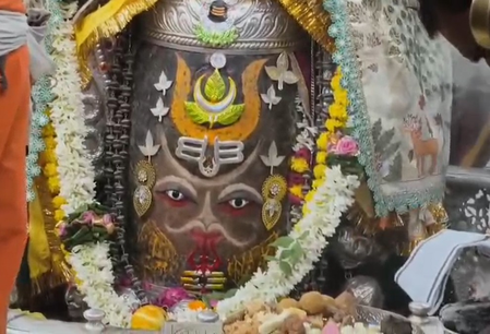 भस्म आरती: वैष्णव तिलक, त्रिनेत्र व त्रिपुंड से राजा स्वरूप में सजे बाबा महाकाल, अर्पित की गई रुद्राक्ष व फूलों की माला