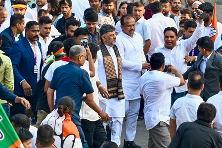 राहुल के सुरक्षाकर्मियों ने सीएम शिवकुमार को मारा धक्का, भाजपा बोली-'वरिष्ठों का कोई सम्मान नहीं'