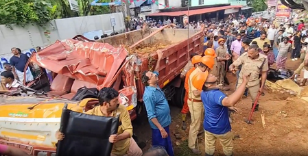 केरल: नियंत्रण बिगड़ने से बस स्टॉप पर चढ़ा ट्रक, 3 की मौत; कई अन्य घायल