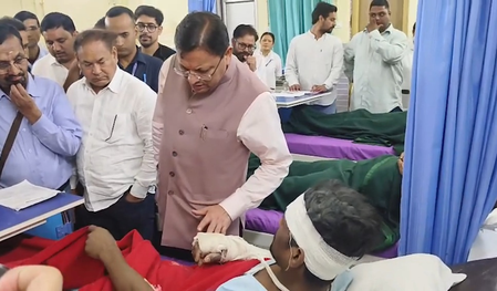 चमोली टनल हादसा : घायलों से मिलने अस्पताल पहुंचे सीएम धामी, डॉक्टरों को दिए बेहतर इलाज के निर्देश