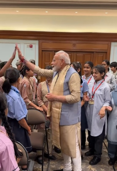 'हाई-फाइव, मुस्कान और बहुत कुछ', प्रधानमंत्री मोदी ने स्कूली बच्चों के साथ मनाया रक्षाबंधन का त्योहार