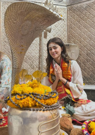 महादेव की शरण में अनन्या पांडे, नागेश्वर द्वारिकाधीश मंदिर में टेका माथा