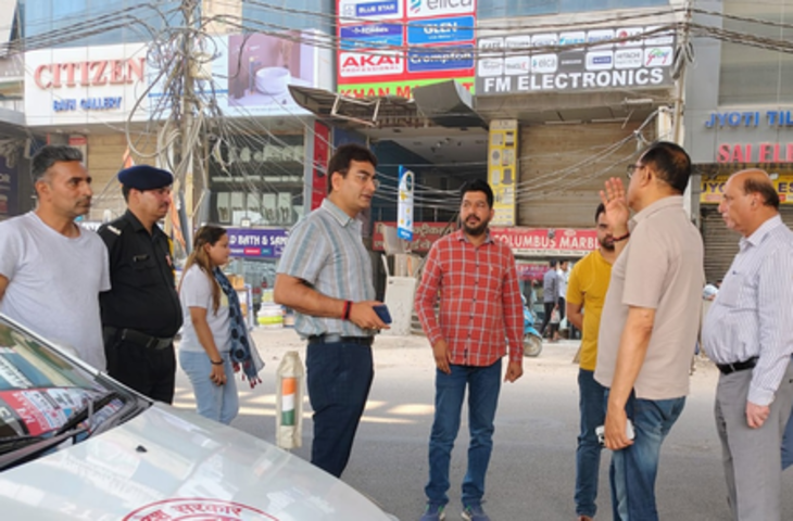 एक्शन में नोएडा प्राधिकरण, भंगेल एलिवेटेड रोड एवं जन स्वास्थ्य कार्यों का निरीक्षण, दो एजेंसियों पर जुर्माना