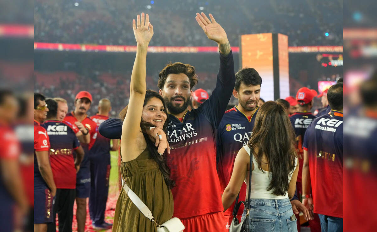 18 साल बाद ख्वाब पुरा तो लगे रोने..., अनुष्का भी हुई इमोशनल, आरसीबी की ऐतिहासिक जीत का जमकर मनाया जश्न