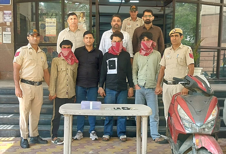 दिल्ली में स्नैचिंग गैंग का पर्दाफाश: तीन आरोपी गिरफ्तार, 6 मोबाइल फोन बरामद