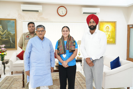 सीडब्ल्यूजी 2026 की रजत पदक विजेता हरजिंदर कौर को पंजाब के राज्यपाल गुलाब चंद कटारिया ने किया सम्मानित