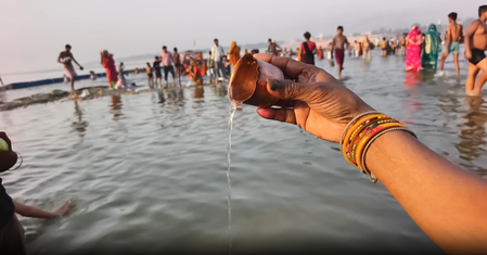 वट सावित्री व्रत और शनि अमावस्या पर प्रयागराज से हरिद्वार तक उमड़ी श्रद्धालुओं की भीड़, स्नान के बाद की पूजा-अर्चना