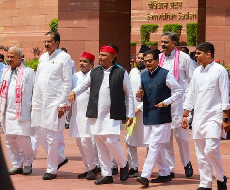भारत का कितना पैसा विदेश जा रहा, एफसीआरए पर अखिलेश यादव ने सरकार से पूछा सवाल