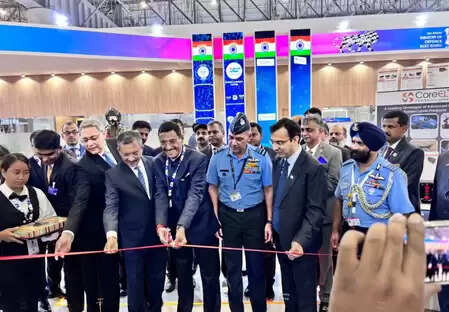 दुबई एयरशो 2025: संजय सेठ ने भारत पैवेलियन का किया उद्घाटन, स्वदेशी हथियारों और तकनीक की प्रदर्शनी