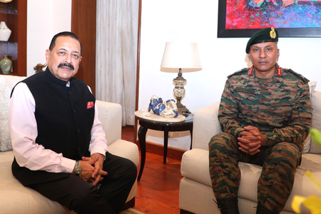 केंद्रीय मंत्री जितेंद्र सिंह से लेफ्टिनेंट जनरल प्रतीक शर्मा ने की मुलाकात