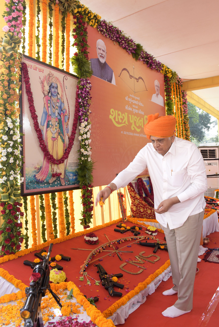मुख्यमंत्री भूपेंद्र पटेल ने शस्त्र पूजा करके हथियारों और शास्त्रों की रक्षा के महत्व पर दिया जोर