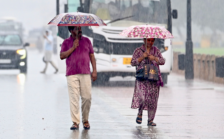 दिल्ली-एनसीआर में झमाझम बारिश का दौर जारी, मौसम विभाग ने जारी किया है अलर्ट