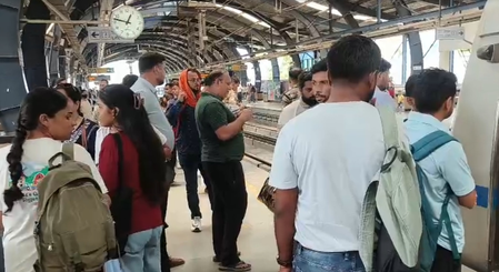 नोएडा सेक्टर-16 मेट्रो स्टेशन पर बड़ा हादसा टला, मेट्रो के सामने कूदा व्यक्ति