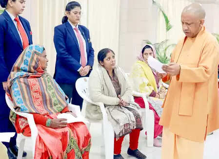 जनता दर्शन में हर फरियादी से मिले सीएम योगी बोले, हर समस्या का कराएंगे उचित निस्तारण