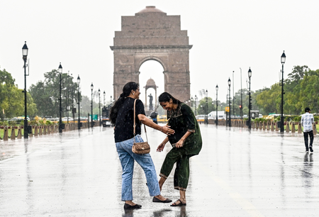 दिल्ली-एनसीआर में गर्मी से राहत, पूरे हफ्ता 40 डिग्री से नीचे रहेगा पारा, 26, 27 और 29 जून को बारिश के आसार