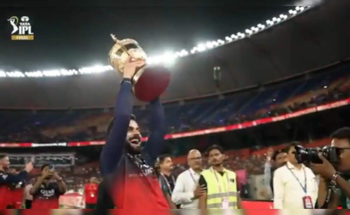 18 साल बाद ख्वाब पुरा तो लगे रोने..., अनुष्का भी हुई इमोशनल, आरसीबी की ऐतिहासिक जीत का जमकर मनाया जश्न