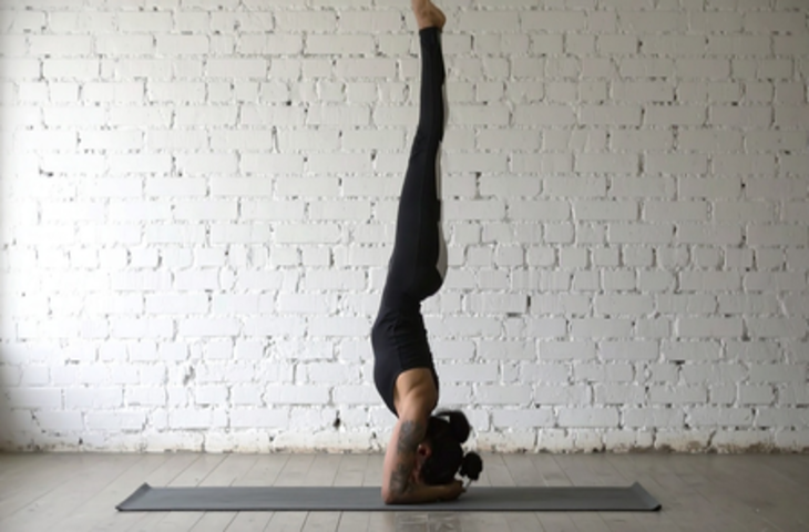 बेहतर रक्त संचार और आत्मविश्वास के लिए अपनाएं शीर्षासन