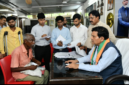 जनता की समस्याओं पर एके शर्मा सख्त, अधिकारियों को तत्काल निस्तारण के दिए निर्देश