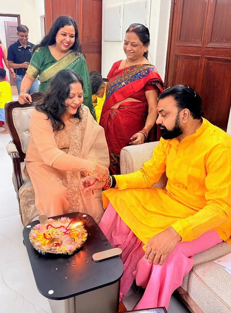 बिहार : सीएम सम्राट चौधरी ने कलाई पर बंधवाई राखी, तेजस्वी ने महिलाओं के सम्मान का लिया संकल्प