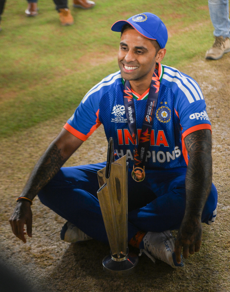 विश्व चैंपियन बनने के बाद ट्रॉफी के साथ हनुमान मंदिर पहुंचे सूर्यकुमार यादव, जय शाह, गौतम गंभीर और सैकिया भी रहे मौजूद