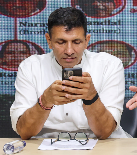 गृह मंत्री शाह के भोपाल दौरे से पहले एमपी कांग्रेस ने डेयरी कोऑपरेटिव में गिरावट पर सवाल उठाए
