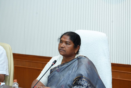 तेलंगाना की मंत्री सीतक्का ने केसीआर को कानूनी नोटिस भेजा