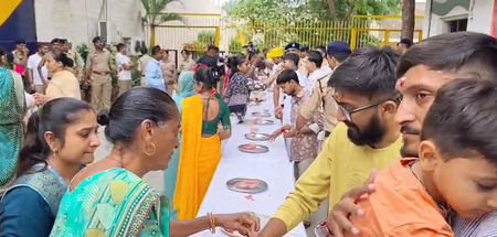 रक्षाबंधन पर गुजरात की अलग-अलग जेलों में महिलाओं ने अपने भाइयों को बांधीं राखी