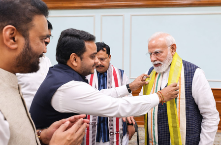 राष्ट्रीय हथकरघा दिवस: विजय चिंतकायला ने पीएम मोदी को मंगलगिरी शॉल भेंट किया