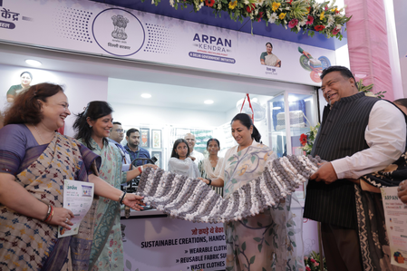 दिल्ली: सीएम रेखा गुप्ता ने पंजाबी बाग मेट्रो स्टेशन पर पुराने कपड़े दान केंद्र का किया उद्घाटन