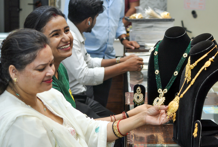 भारत में सोने में निवेश की हिस्सेदारी वर्ष 2025 में बढ़कर हुई 42 प्रतिशत, गोल्ड ईटीएफ और सिक्कों की बढ़ी मांग