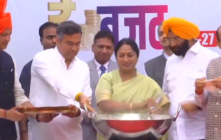 दिल्ली बजट: 'खीर सेरेमनी' के साथ सत्र का आगाज, सीएम रेखा गुप्ता ने स्कूली छात्राओं को परोसी खीर