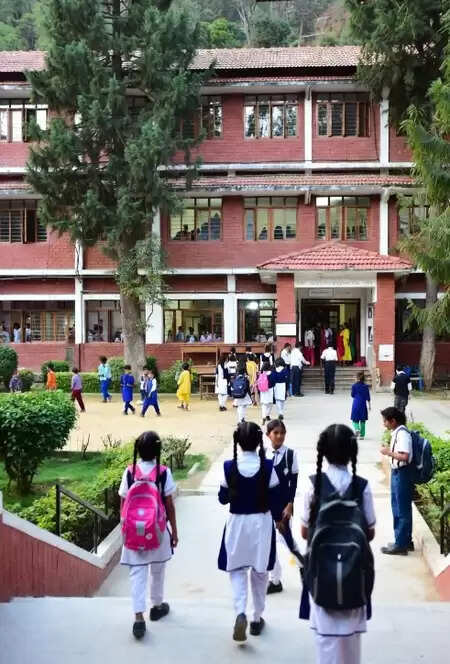 सोलन के प्राइमरी गर्ल्स स्कूल में जगह और सुविधाओं की कमी: शिक्षा उपनिदेशक