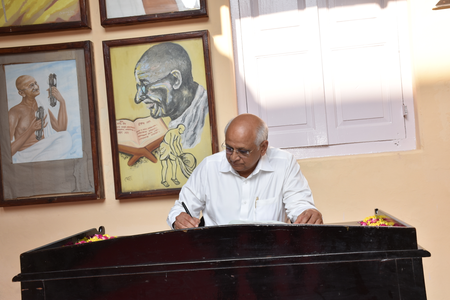 गांधी के आदर्श स्वच्छता और आत्मनिर्भरता के जन आंदोलनों को प्रेरित करते हैं: गुजरात मुख्यमंत्री