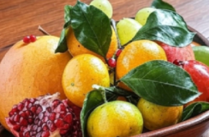 क्या भोजन के साथ फल खाना सही है? जानें क्या कहता है आयुर्वेद