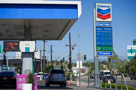 ईरान संघर्ष से वैश्विक आपूर्ति पर असर, तेल की कीमतें 90 डॉलर के करीब