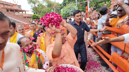 मुख्यमंत्री के रूप में 20वीं बार श्रीकृष्ण जन्मभूमि पहुंचे योगी आदित्यनाथ, श्रद्धालुओं पर बरसाए फूल
