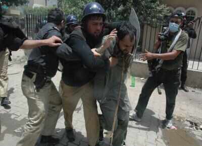 पाकिस्तान में कानूनी सुरक्षा में खामियां, हिरासत में यातना के आरोप: रिपोर्ट