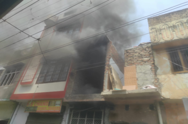 बिजनौर में दो मंजिला मकान में लगी आग