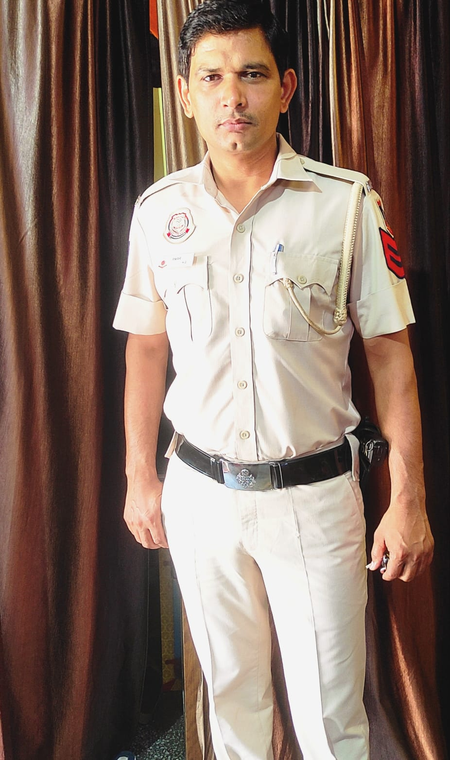 दिल्ली: बुराड़ी थाने के हेड कांस्टेबल ने भीषण आग में फंसे 13 लोगों को बचाया