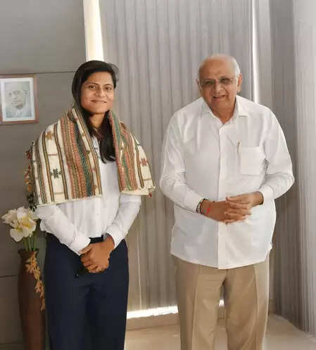 गुजरात के सीएम भूपेंद्र पटेल ने राधा यादव से की मुलाकात, उज्जवल भविष्य की कामना की