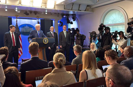 सुप्रीम कोर्ट के फैसले से बौखलाए ट्रंप, सभी देशों पर तुरंत लागू होगा 10 फीसदी ग्लोबल टैरिफ