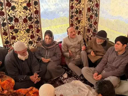 नौगाम विस्फोट में जान गंवाने वाले इंस्पेक्टर शाह असरार-उल-हक के परिजनों से मिलीं महबूबा मुफ्ती