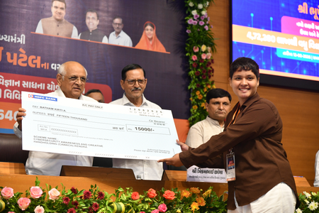 गुजरात के मुख्यमंत्री ने 4.72 लाख से ज्यादा छात्रों को 646 करोड़ रुपए की स्कॉलरशिप बांटी